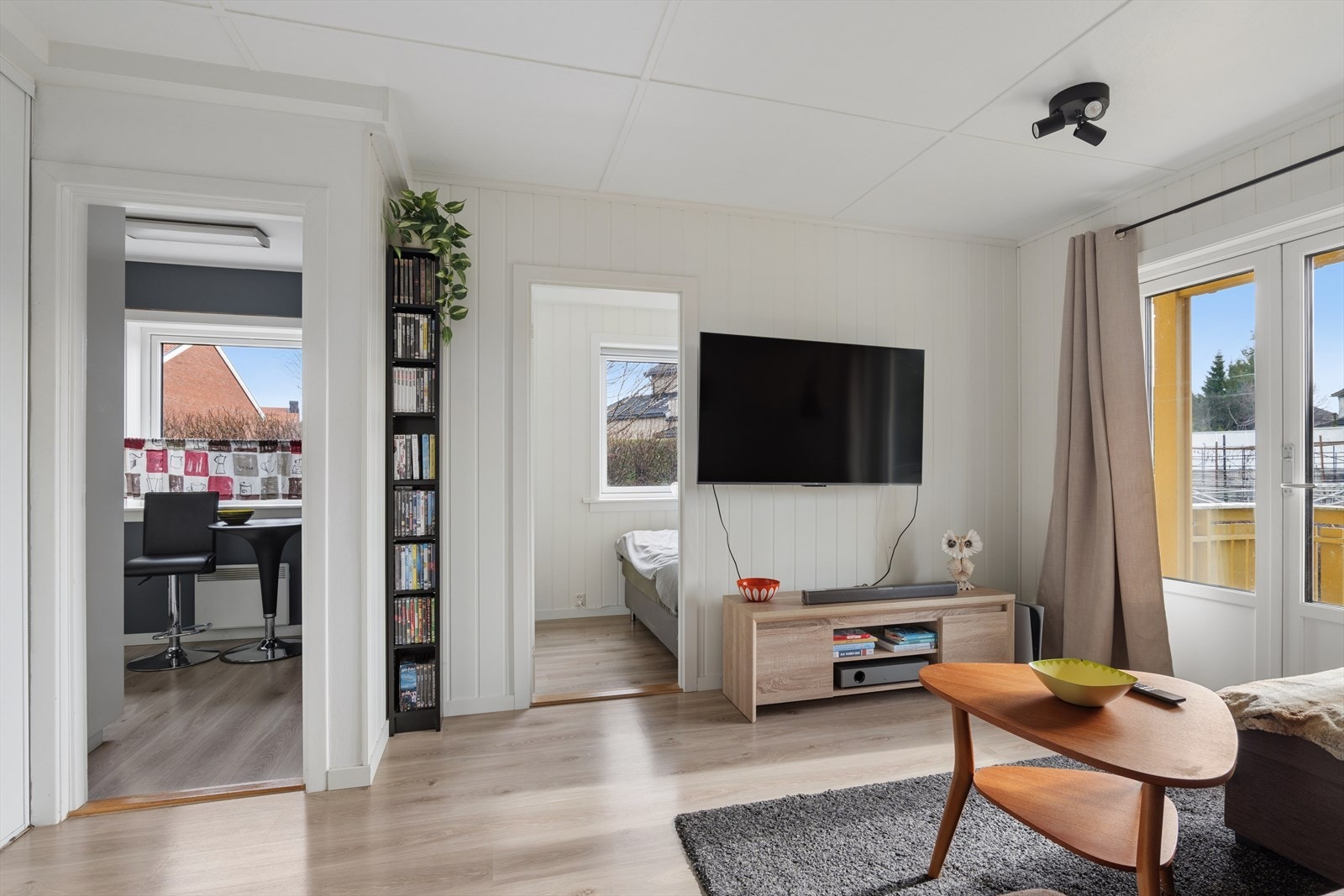 Fra stue kommer man til boligens kjøkken Galleribilde