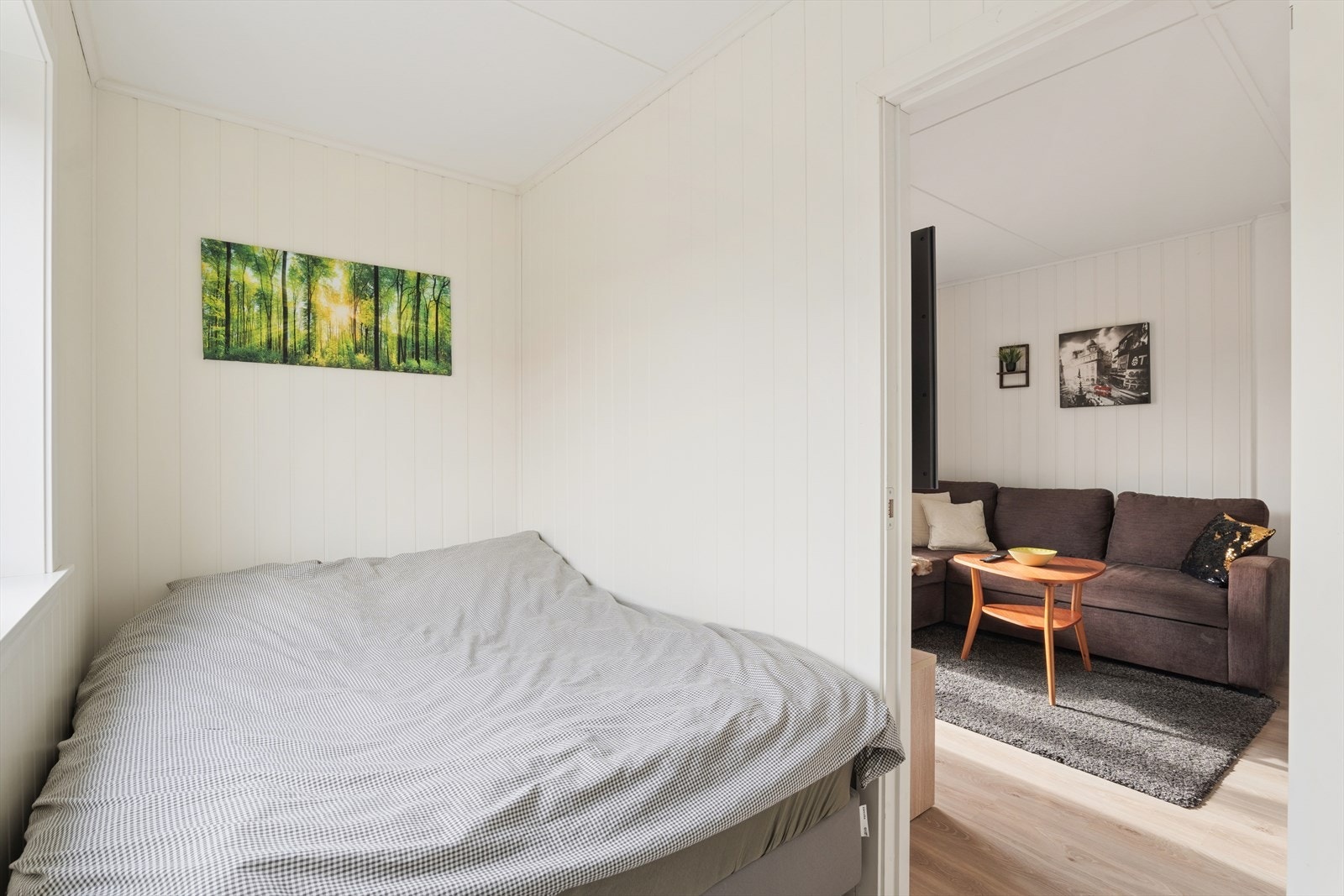 Soverommet har rom for seng - og har laminat på gulv og malt panel på vegg Galleribilde