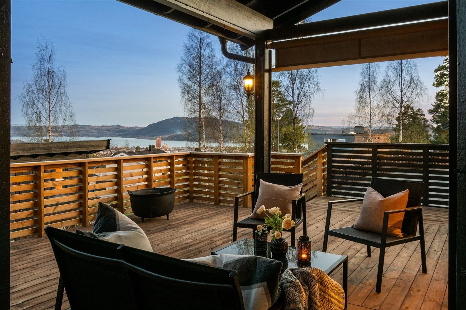 Terrassen er en fantastisk arena for sosiale sammenkomster på varme sommerkvelder. Galleribilde
