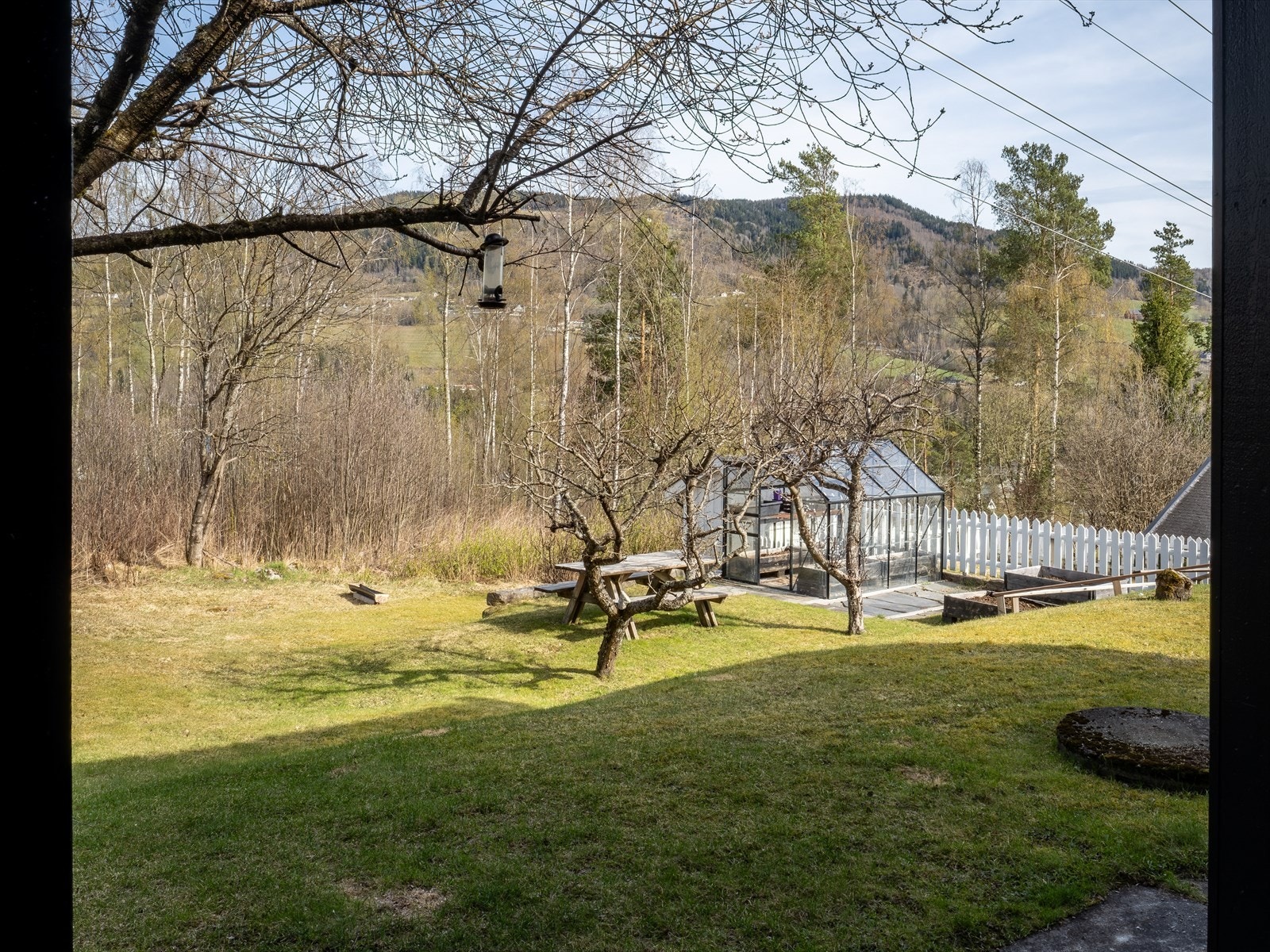 Tomten er opparbeidet med plen og diverse beplantning, og gir god plass for lek og aktiviteter. Galleribilde