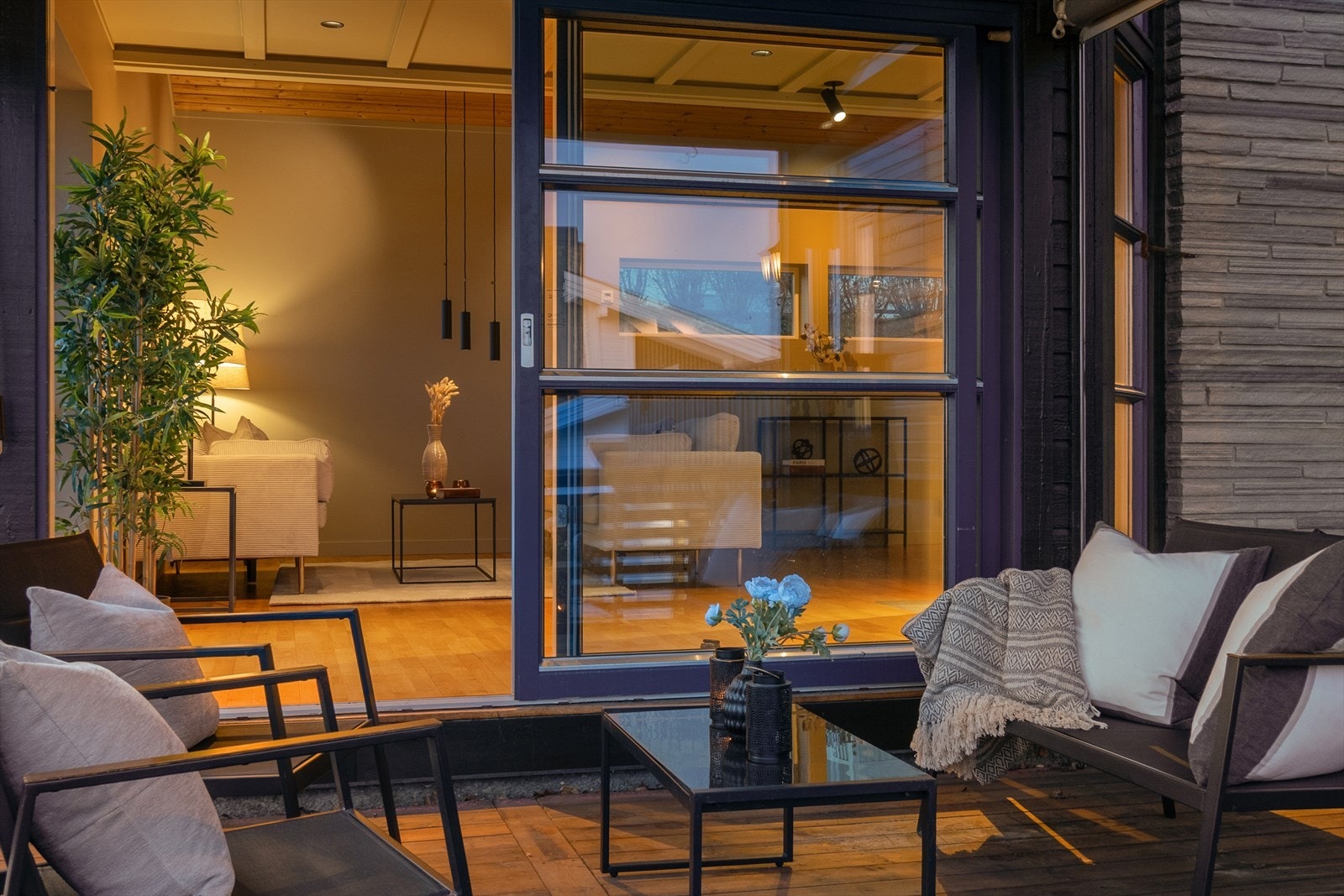 En lun og hyggelig uteplass som er en naturlig forlengelse av stuen. Galleribilde