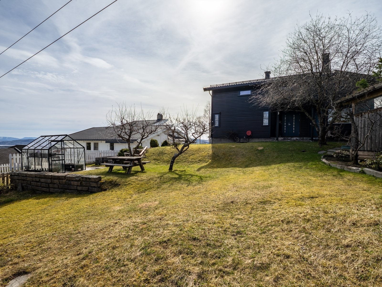 Boligens mange uteplasser gjør det enkelt for hele familien å finne sin naturlige plass. Galleribilde