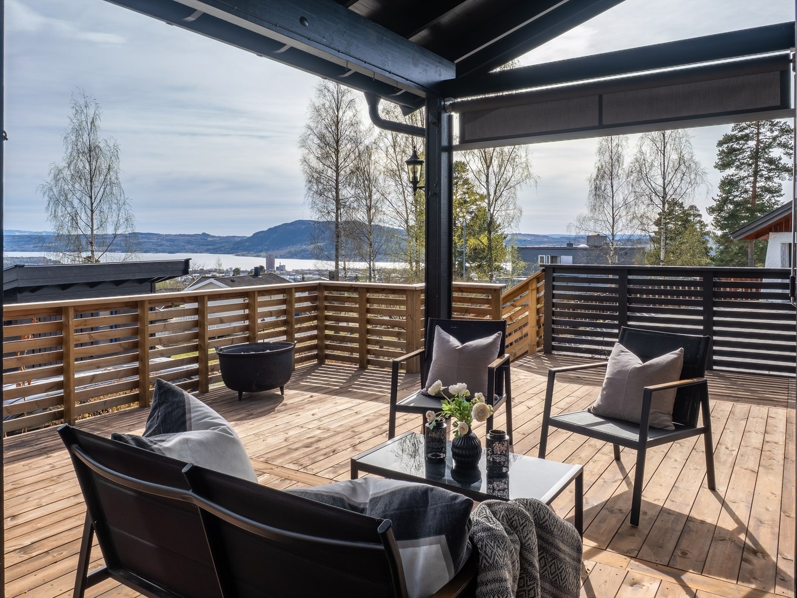 Den delvis overbygde terrassen gir fleksible soner for både sol og skygge gjennom dagen. Galleribilde