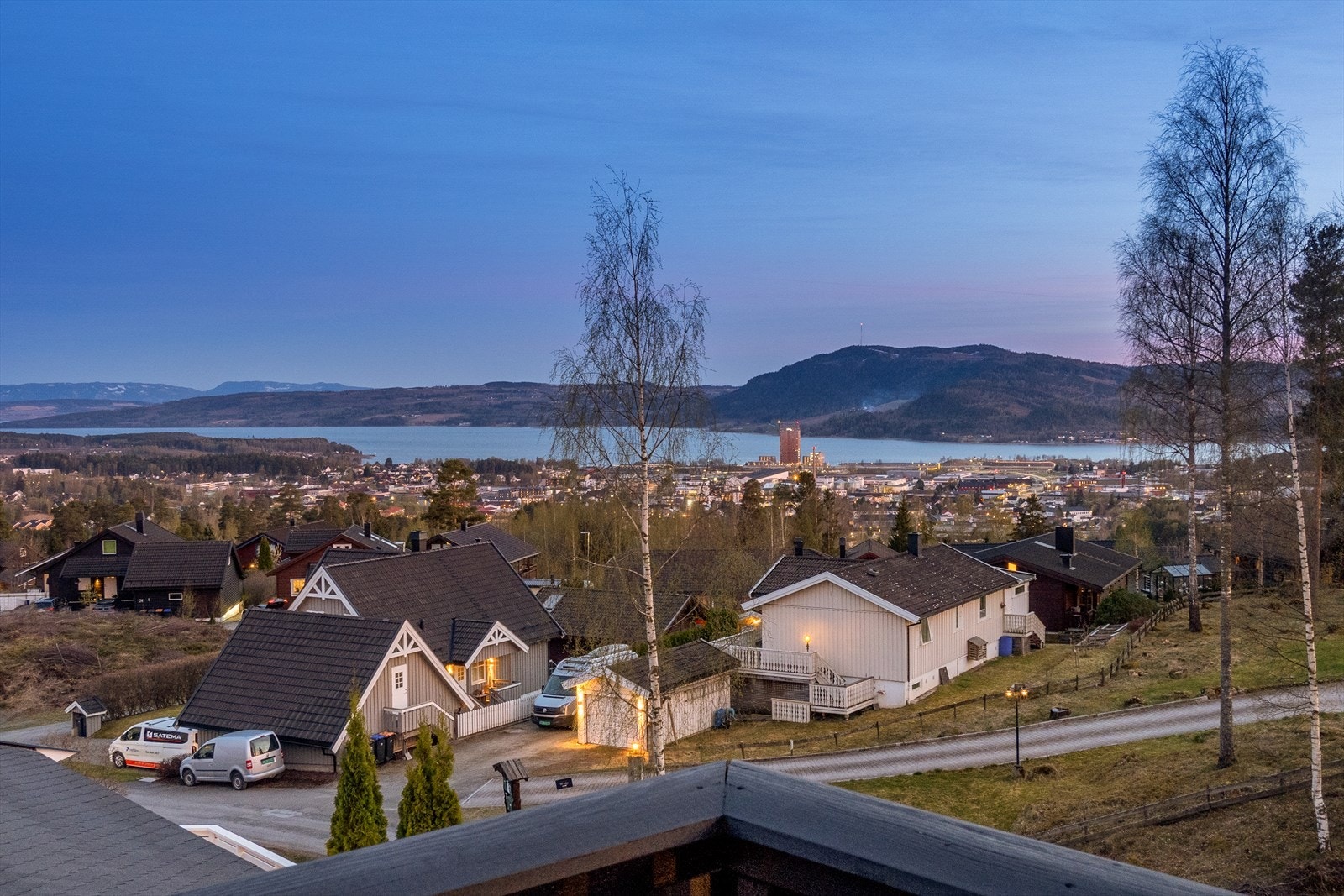Fra denne høytliggende eneboligen i Dalbyvegen har du en fantastisk utsikt. Galleribilde