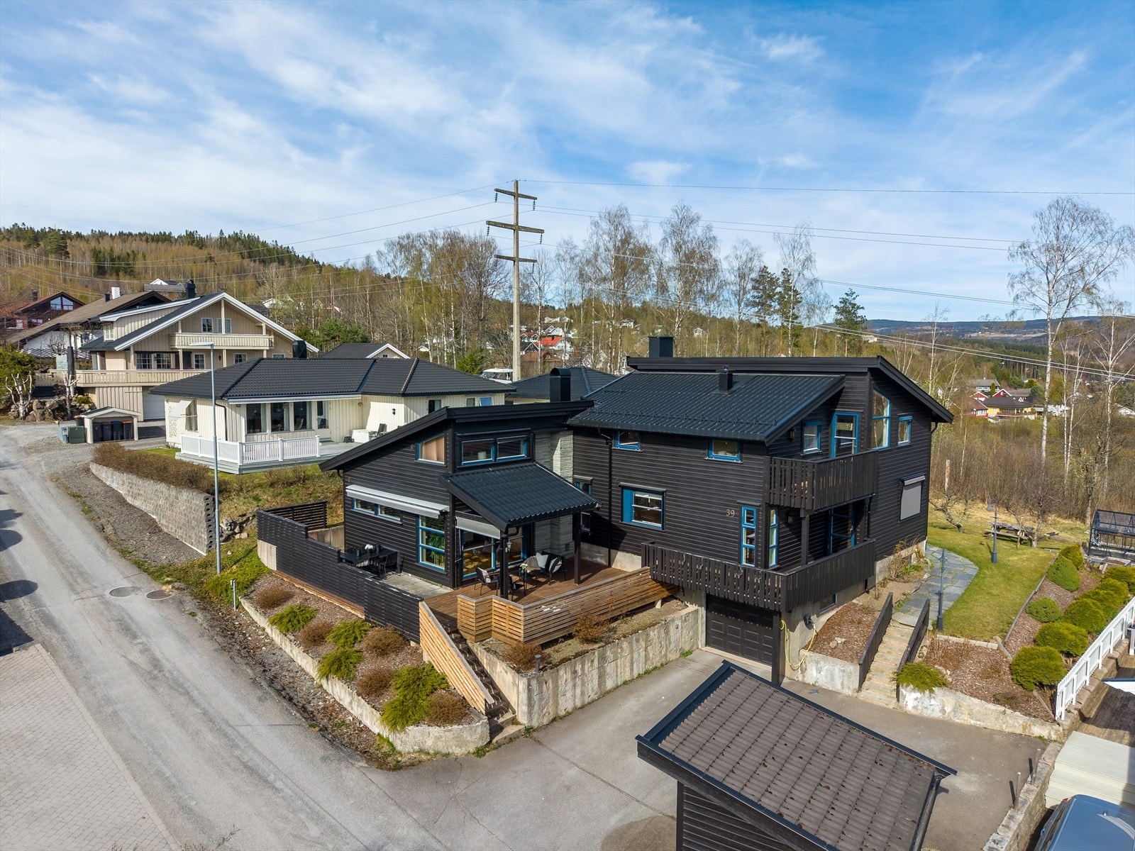 Eiendommen ligger i rolige og familievennlige omgivelser, med både skole og barnehage innen gangavstand. Galleribilde
