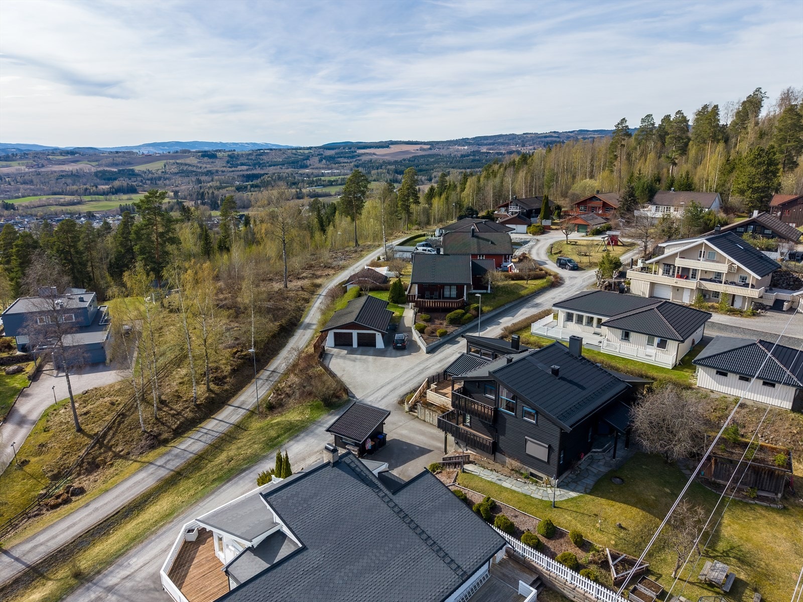 Eiendommen har en attraktiv og tilbaketrukket plassering i et rolig boligfelt. Galleribilde