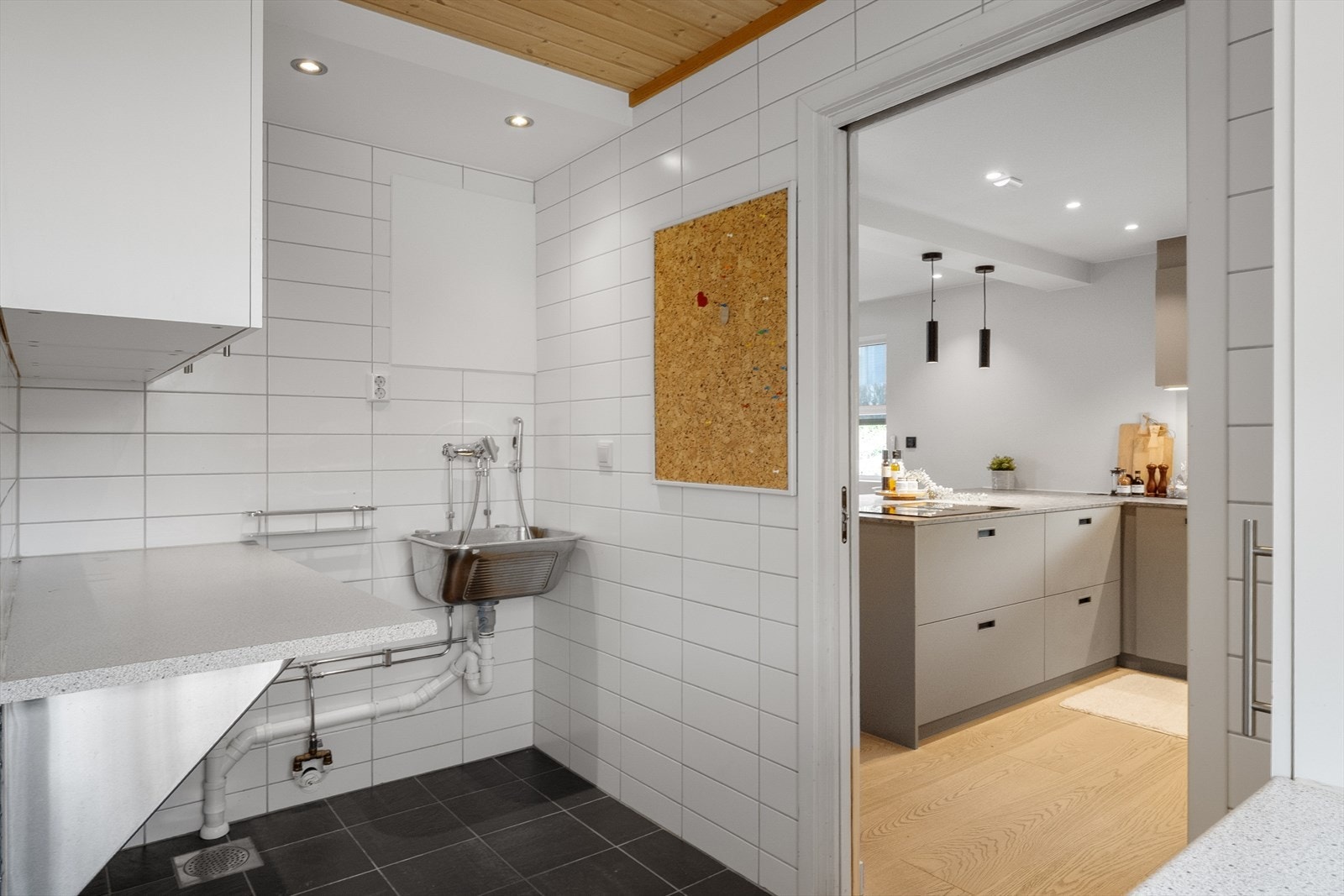 Boligen har et praktisk og romslig vaskerom med flislagt gulv, vannbåren varme og downlights i himling. Galleribilde