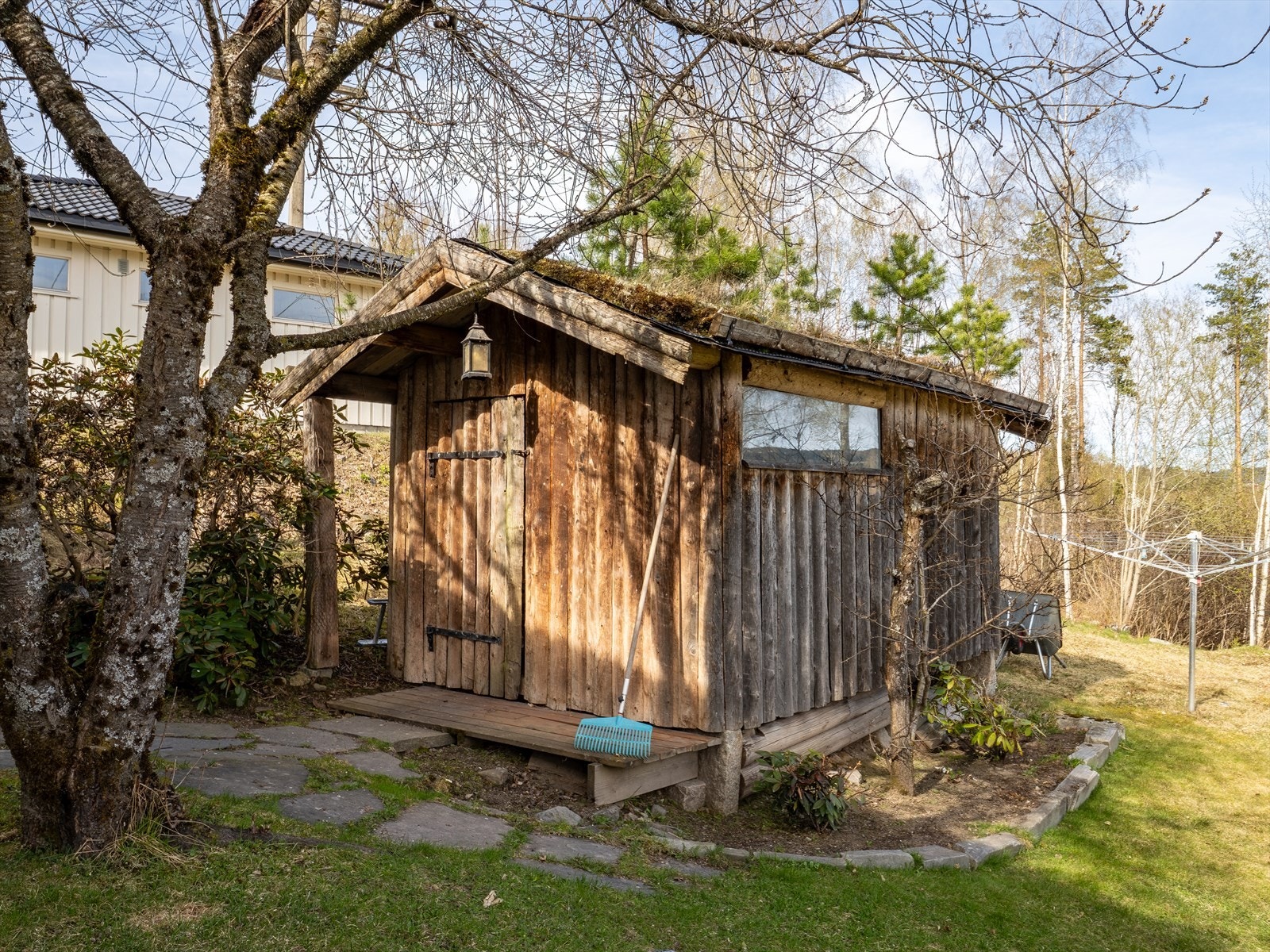 I hagen står et uthus på på ca. 10 m², ideelt for lagring av redskap og ved. Galleribilde