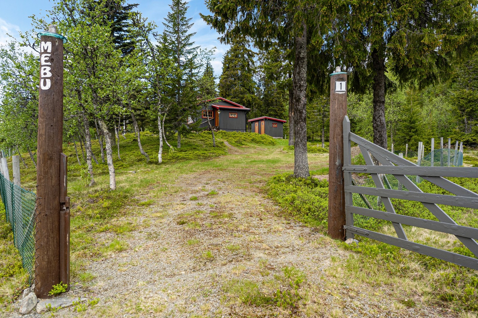 Eiendommen er inngjerdet og har biloppstillingsplass på egen tomt, med mulighet for parkering innenfor grinden. Galleribilde