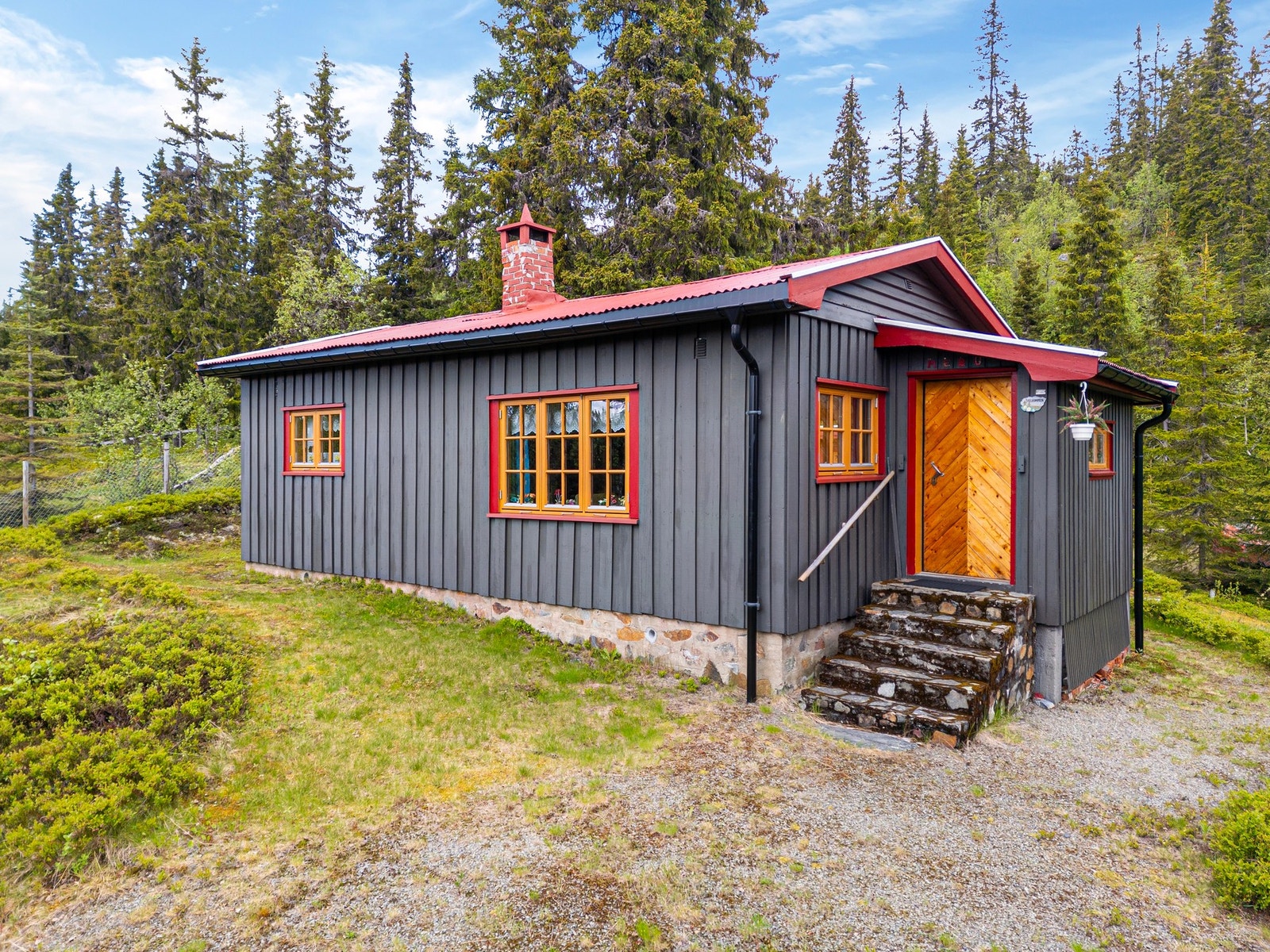 Dette er en enkel og koselig fritidseiendom med fin beliggenhet på Torpeåsen, mellom Lillehammer og Dokka. Galleribilde