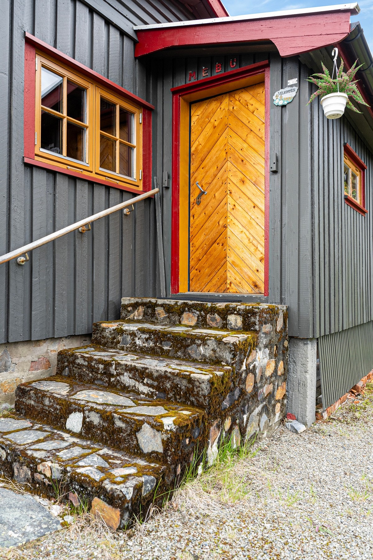 Steintrapp opp til inngangsdøra. Galleribilde