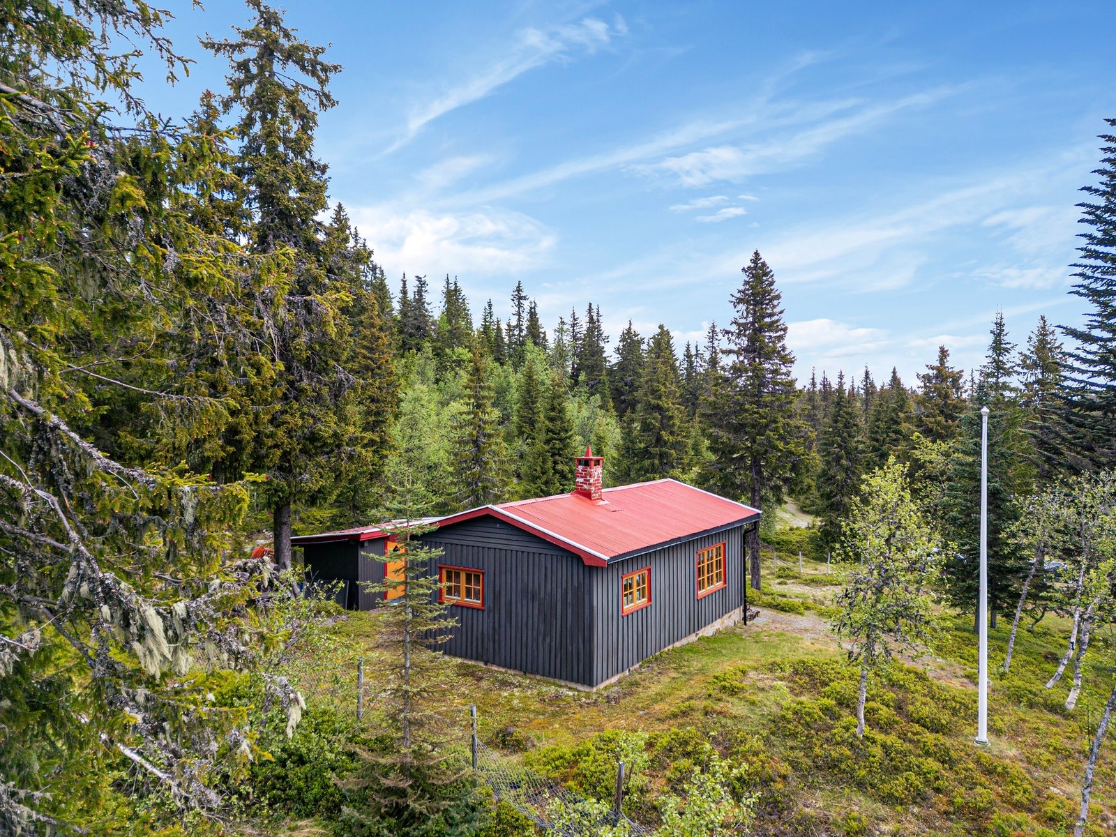 Synnfjell byr blant annet på flotte fjellopplevelser og populære turmål som Spåtindtoppen. Dokka sentrum ligger ca. 26 km fra eiendommen og tilbyr et godt utvalg av butikker og servicetilbud, mens Lillehammer ligger ca. 28 km unna. Galleribilde
