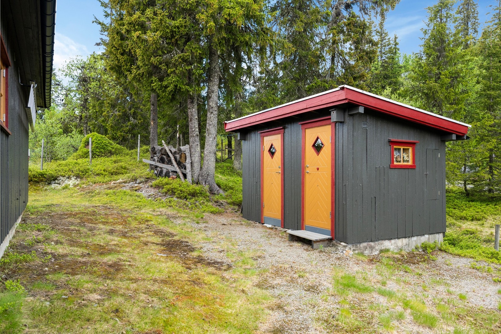 I tillegg er det uthus med bod/skåle og utedo på eiendommen. Galleribilde