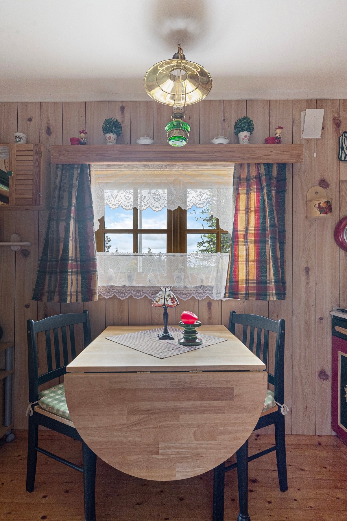 Hytta har ikke innlagt vann, og vannforsyning skjer via vannbeholder på kjøkkenet. Galleribilde