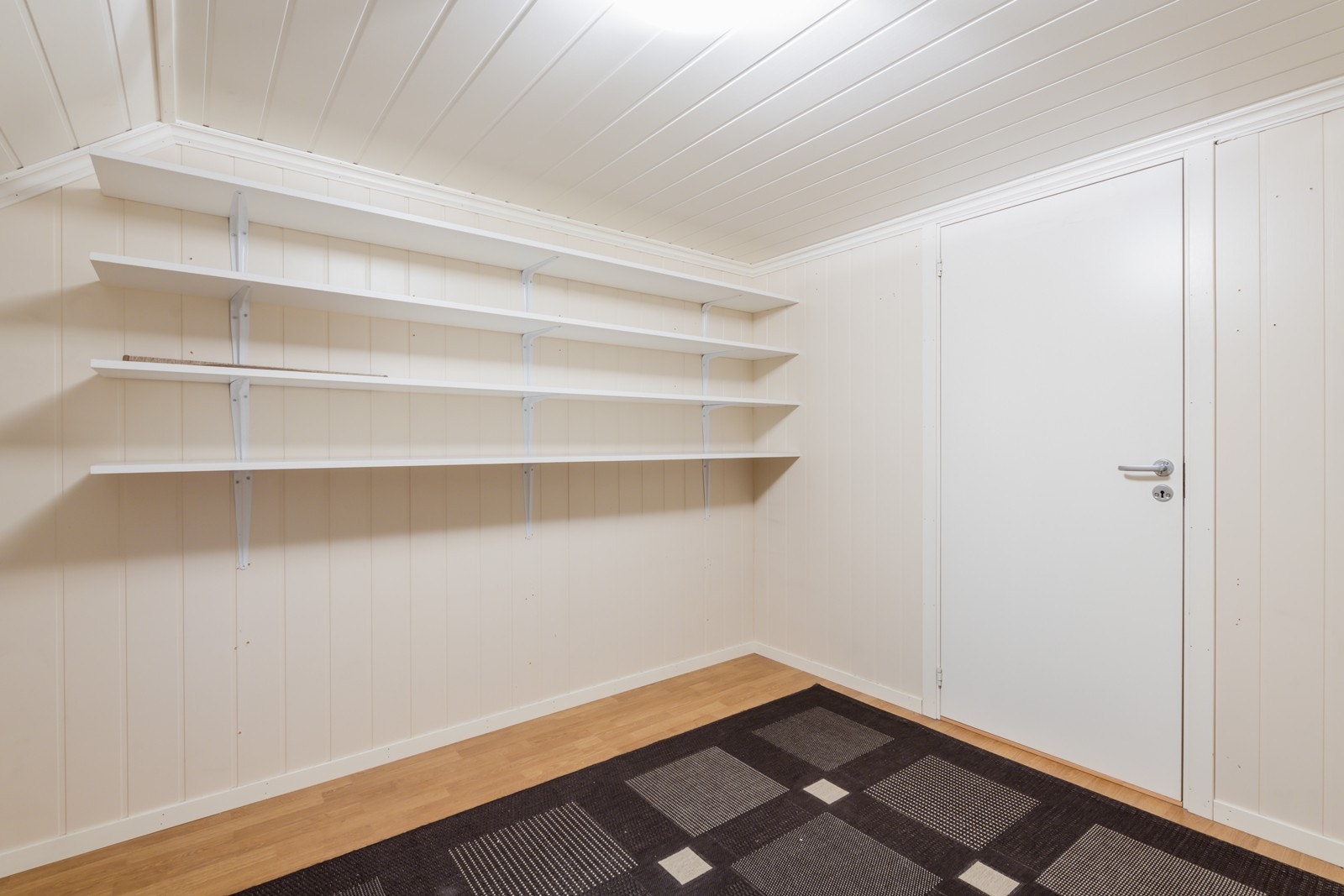 Boden, innafor er det loft og enda mer lagringsplass Galleribilde