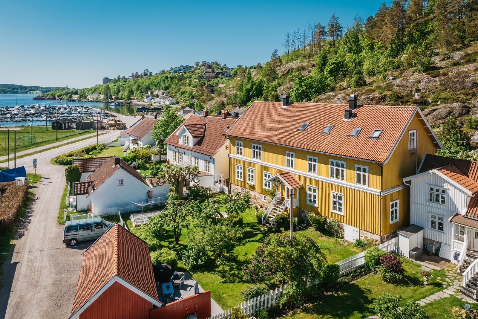 Det er kort vei til både båthavn og badeplass Galleribilde