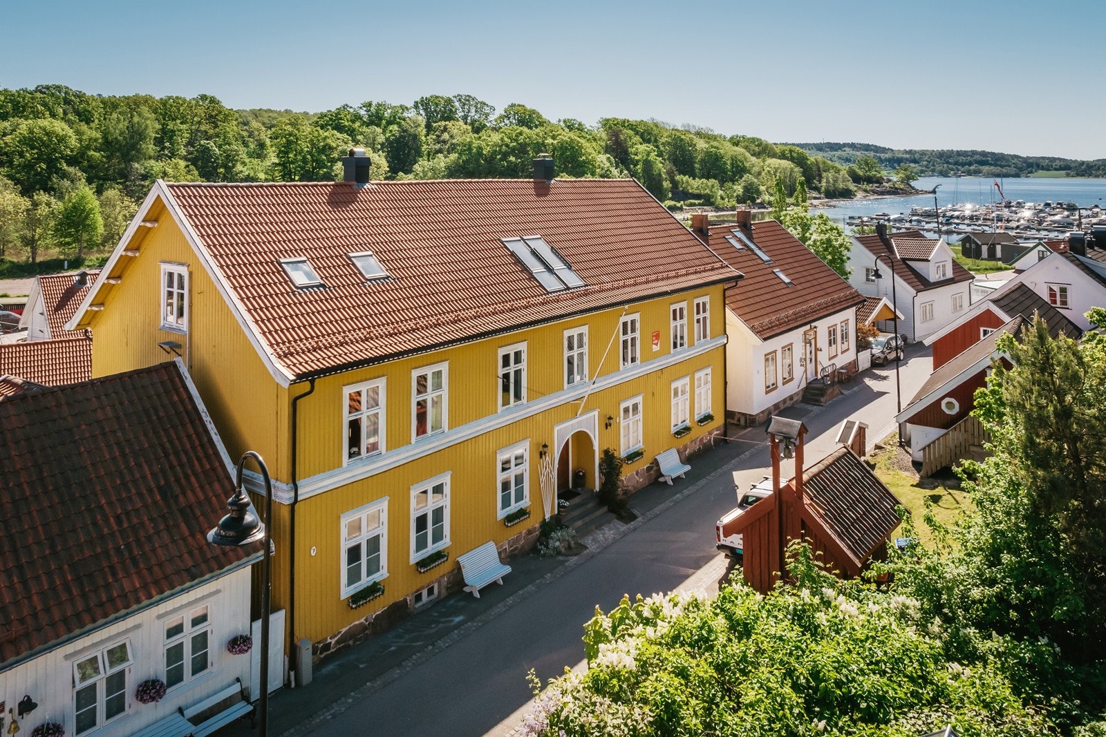 Dette er en skikkelig drøm av en gate med gamle nydelige hus fra 1800-tallet Galleribilde