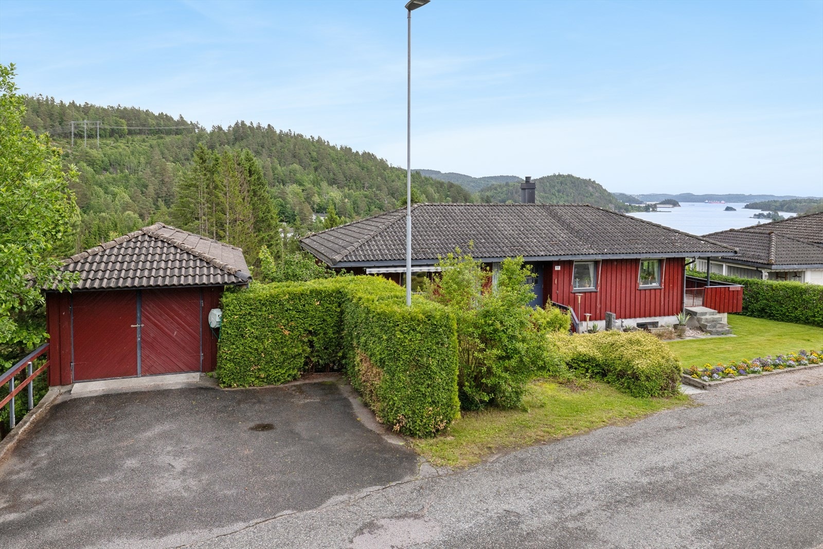 DNB Eiendom AS Vold / Svanvik - Innholdsrik familiebolig m/flott utsikt til fjorden | Praktisk planløsning | Solrik terrasse, balkong og hage |