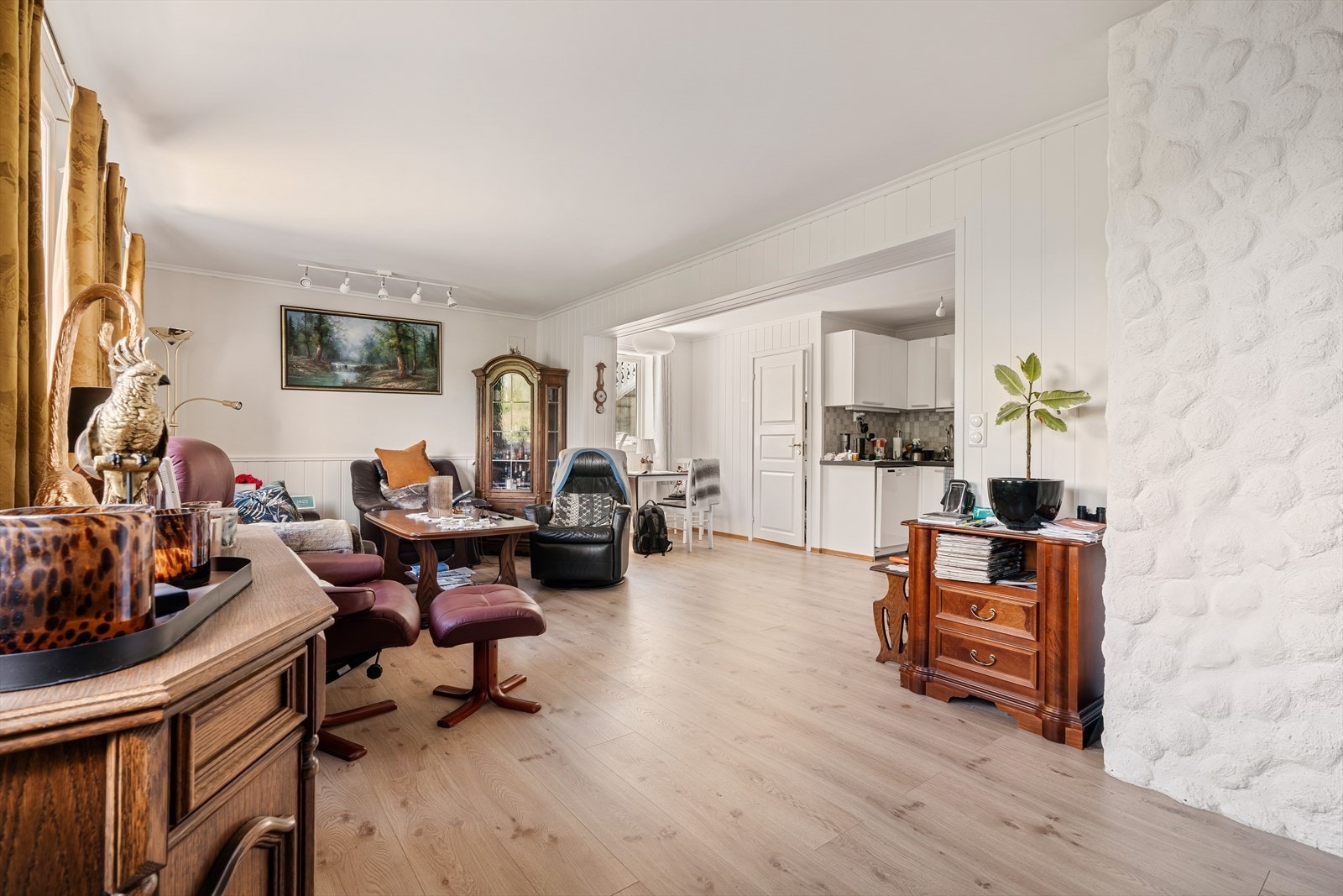 Utleiedelen er på 74 m² og er innredet med stue/kjøkken, bad, vaskerom og 2 soverom. Galleribilde