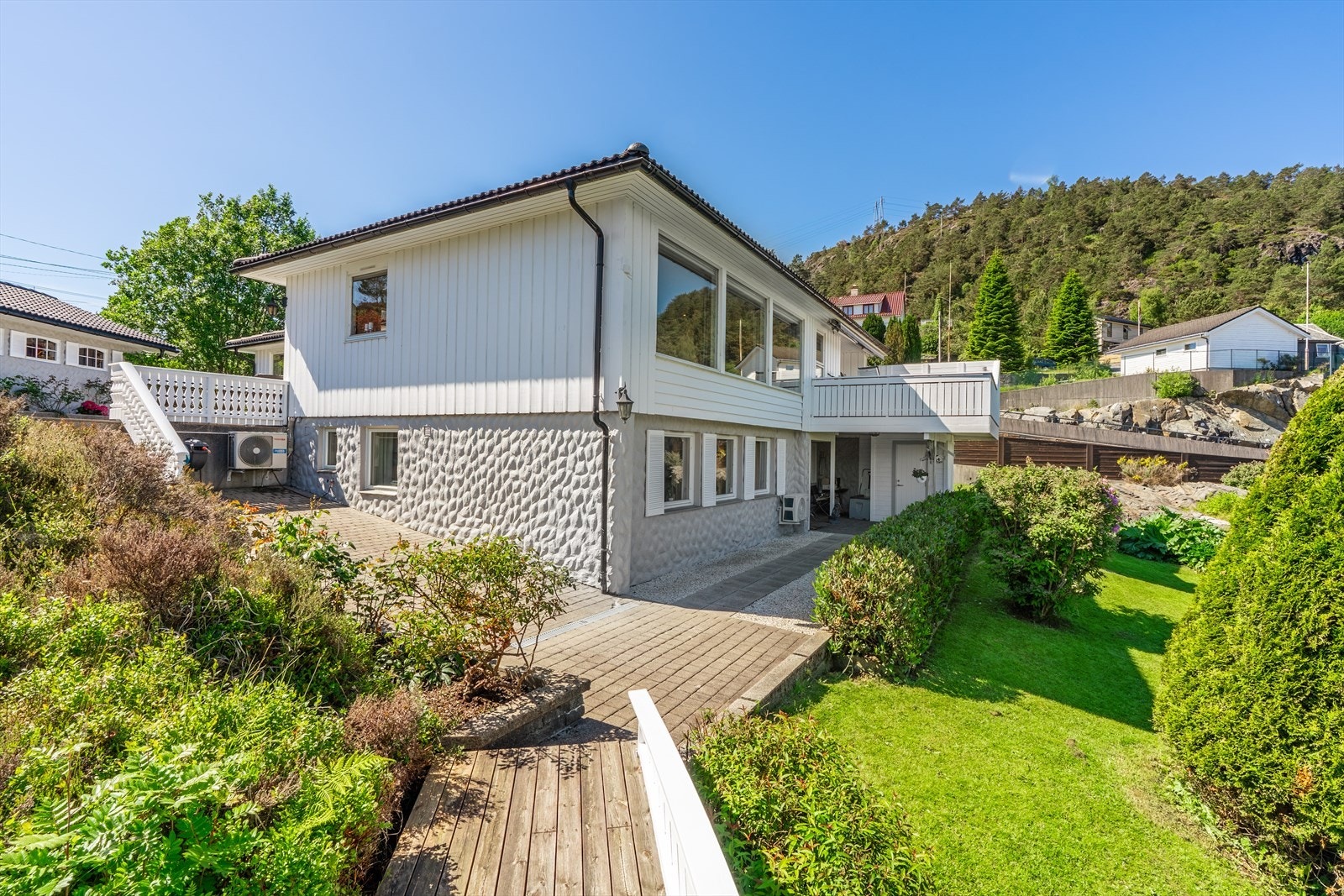 Dette er en innholdsrik familiebolig med god plass, fleksible løsninger og en attraktiv utleiedel - perfekt for deg som ønsker en kombinasjon av komfort, funksjonalitet og gode inntektsmuligheter. Galleribilde
