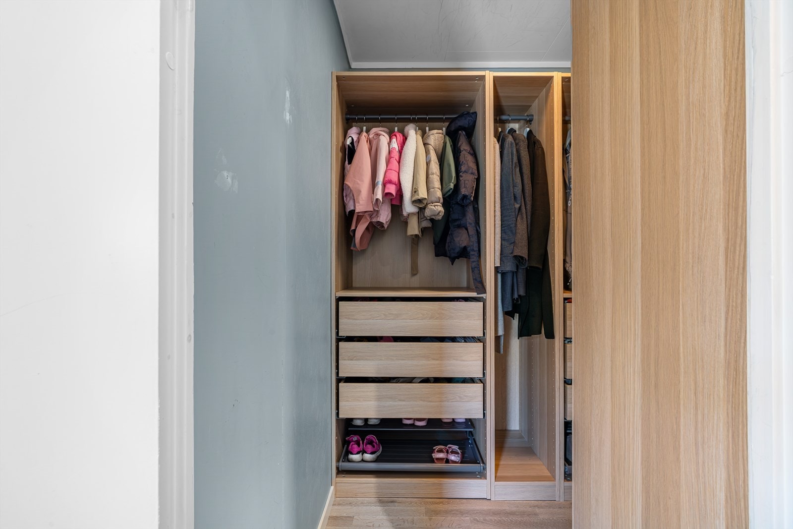 Romslig bod like ved entréen, som i dag blir brukt som garderobe. Galleribilde