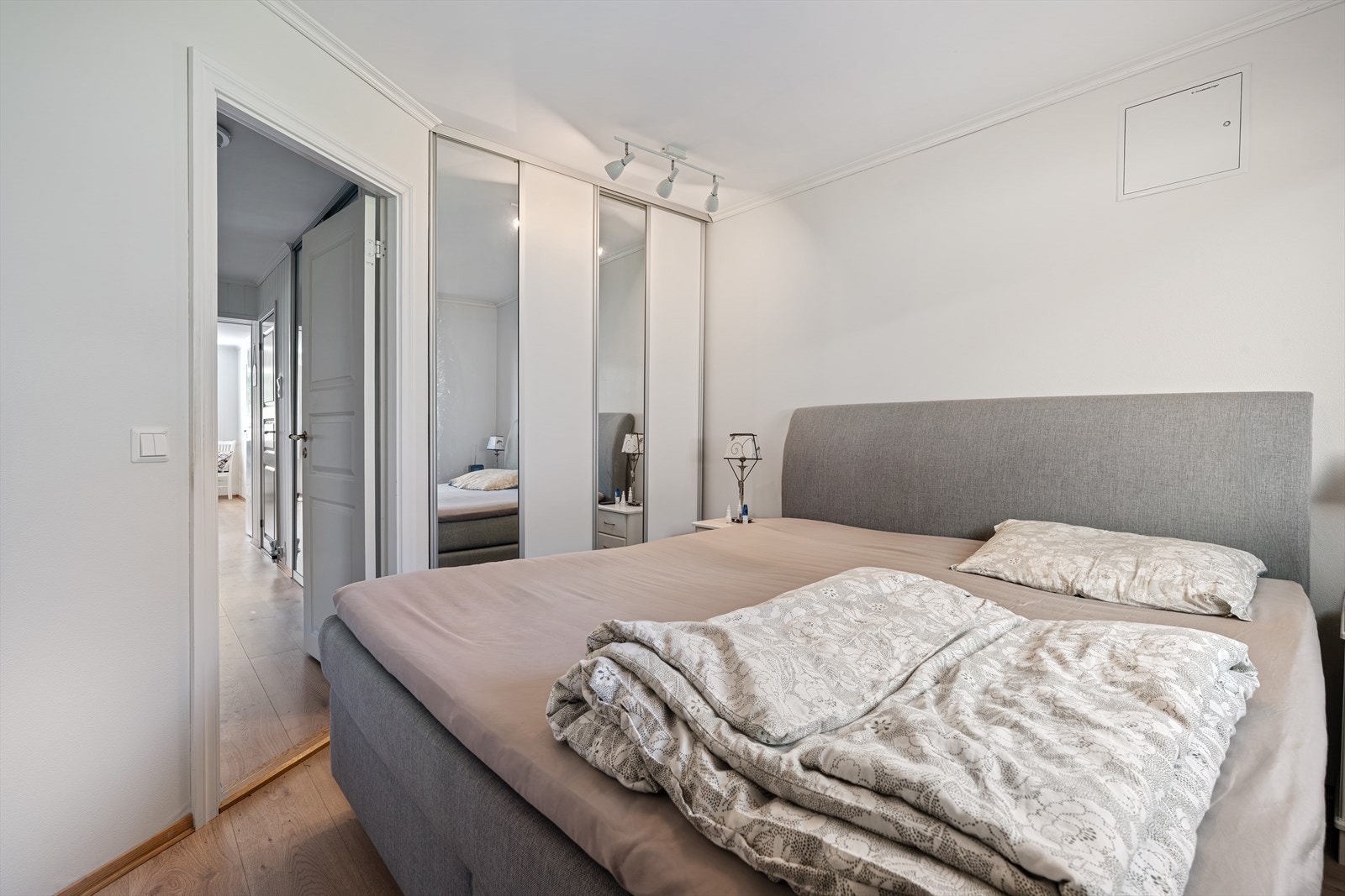 Soverommet er innredet med en skyvedørsgarderobe. Galleribilde