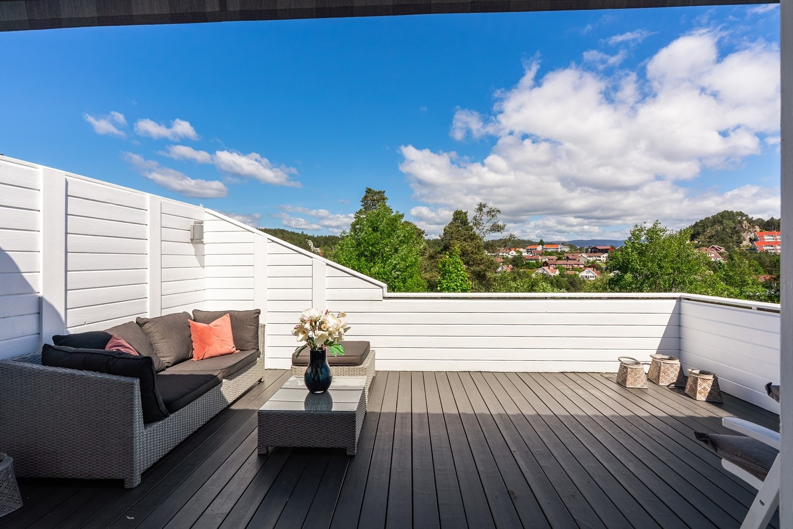 Terrassen er på 21 m² og har god plass til sittegrupper. Galleribilde