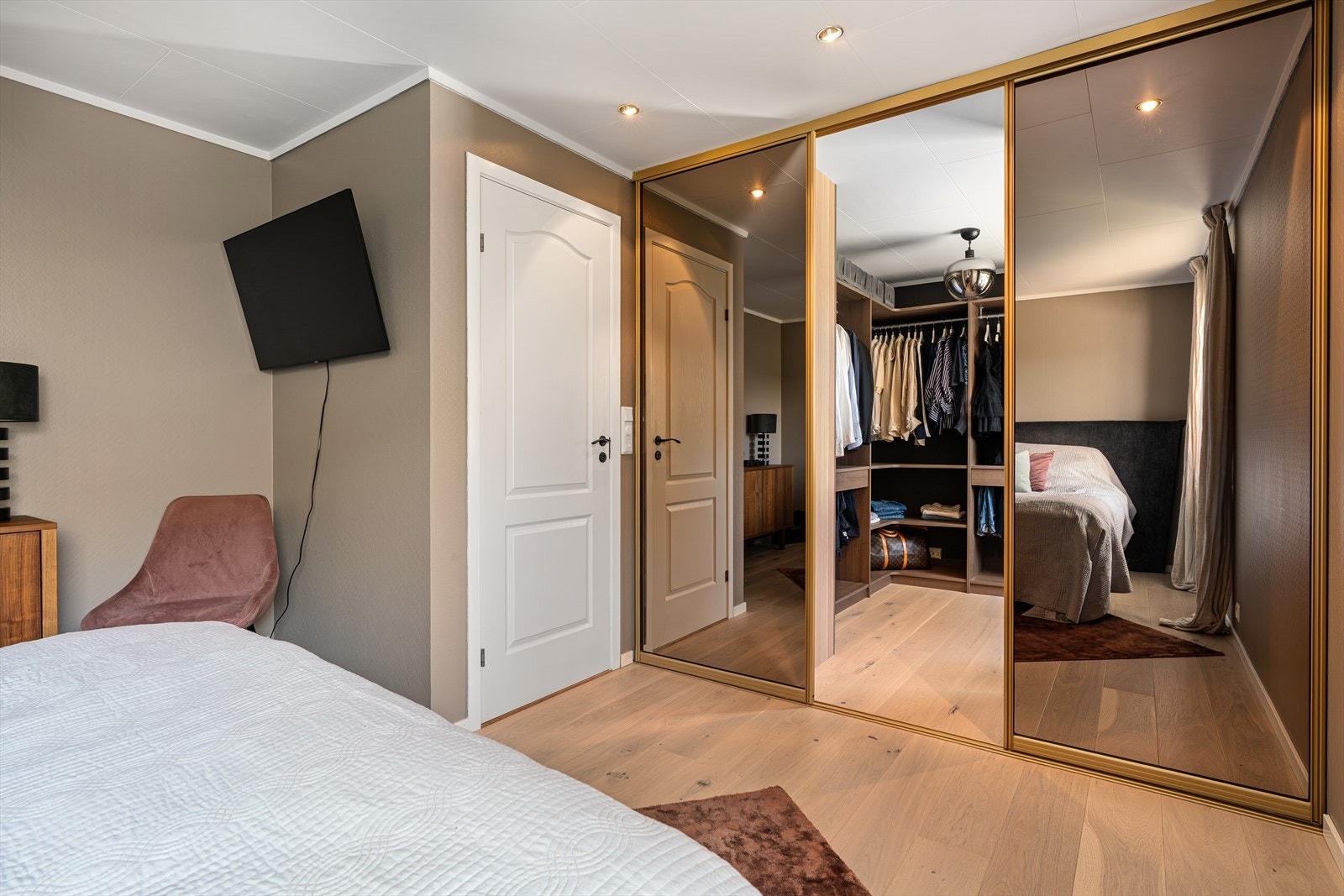 Fra soverommet er det tilkomst til en romslig walk-in garderobe. Galleribilde