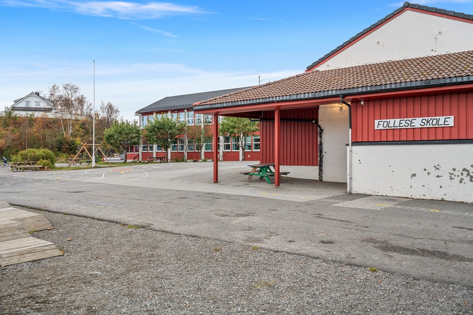 Området er svært barnevennlig, med et godt utvalg av skoler og barnehager i nærområdet. Blant annet finner du Follese skole, Strusshamn skole og Nab Skogen barnehage innen kort avstand. Galleribilde