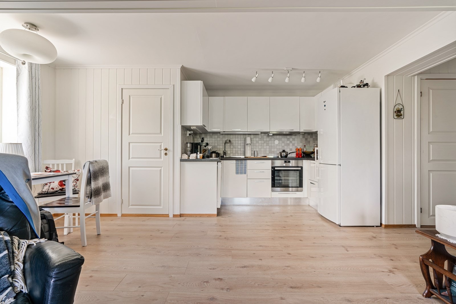 Kjøkkenet har slette fronter og laminat benkeplate. Det er innredet med stekeovn, keramisk platetopp, kjøleskap og oppvaskmaskin. Galleribilde