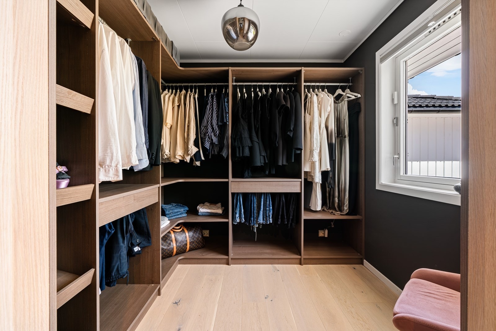 Her er det rikelig med plass til oppheng og organisering av klærne. Galleribilde