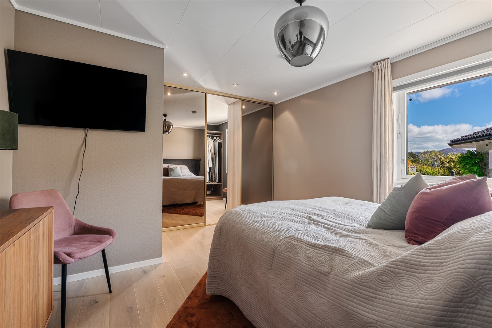 Her er det god plass til dobbeltseng og annen innredning. Galleribilde