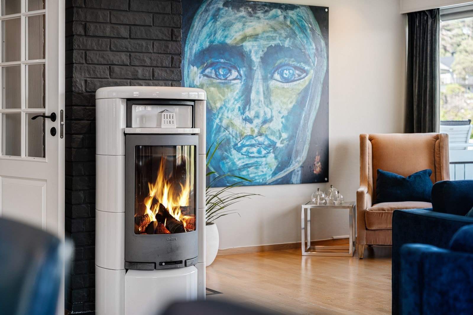 I stuen er det innredet med peis som gir en lun og koselig atmosfære - perfekt for kjølige høst- og vinterkvelder. Galleribilde