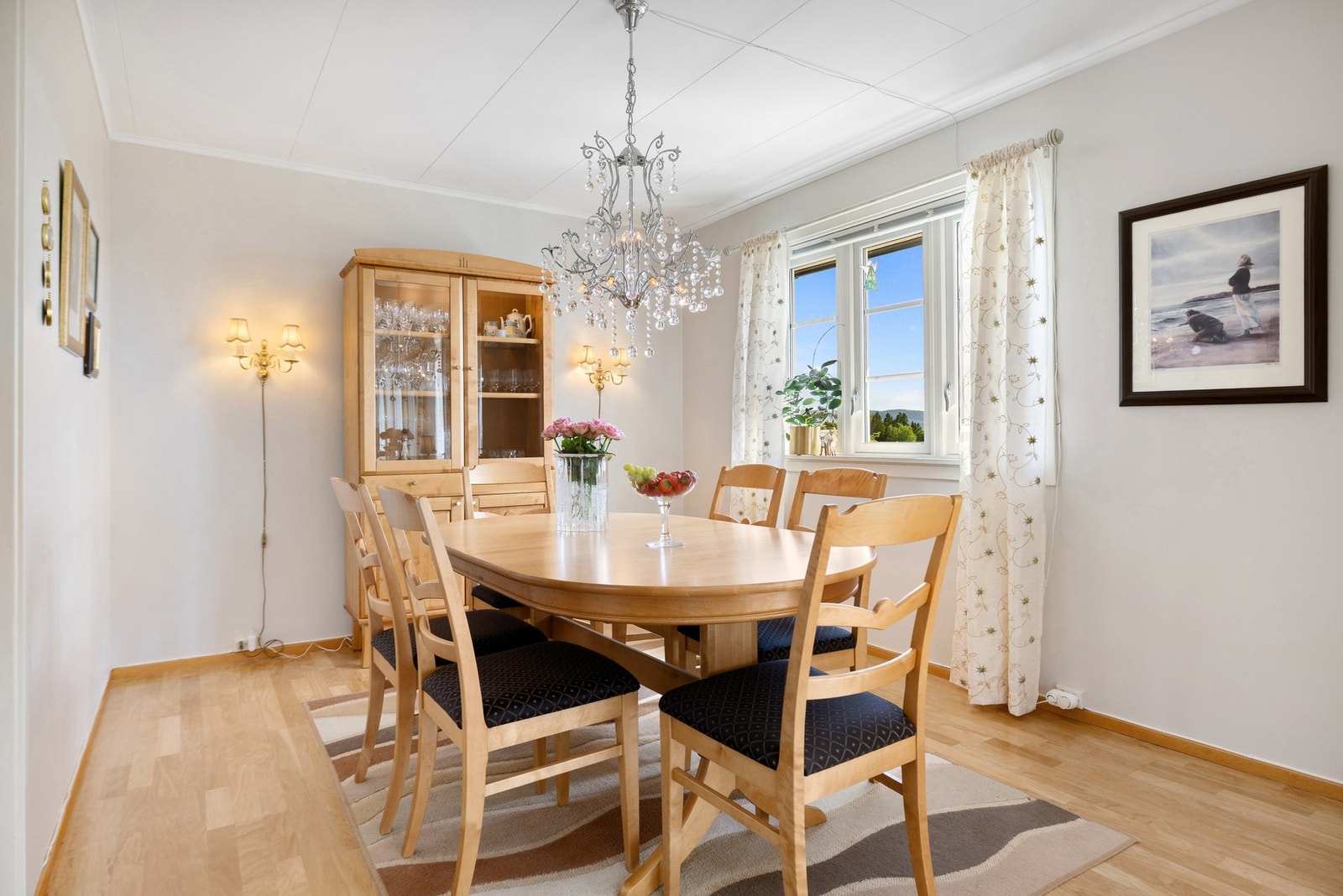 God plass til å innrede med et stort spisebord. Galleribilde