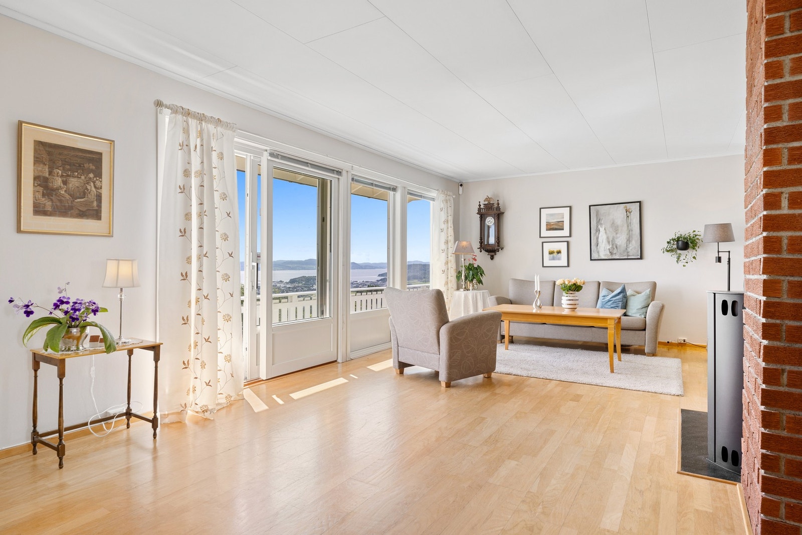 Store vindusoverflater som gir rikelig med naturlig lysinnslipp. Galleribilde