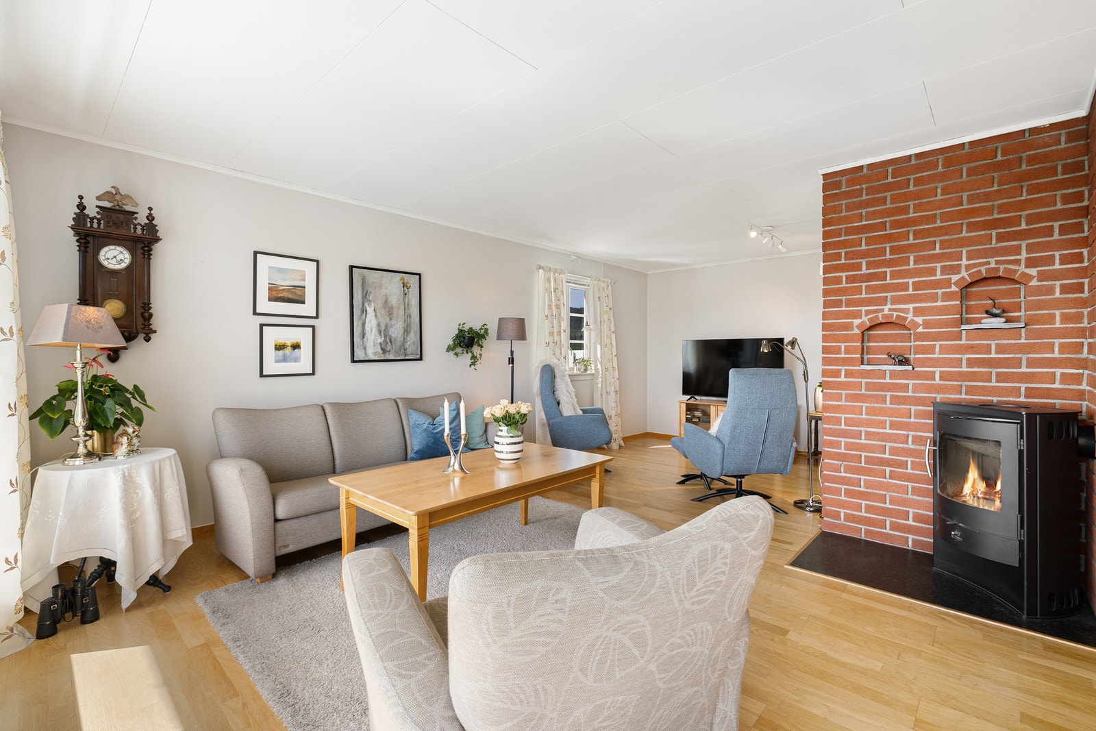 Rikelig med plass til å innrede stuen med flere sittegrupper. Galleribilde