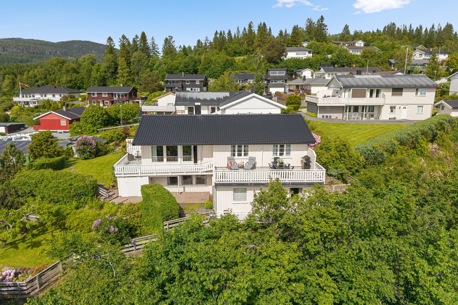 En attraktiv enebolig med fantastisk utsikt, gode solforhold, 4 soverom og garasje. Galleribilde