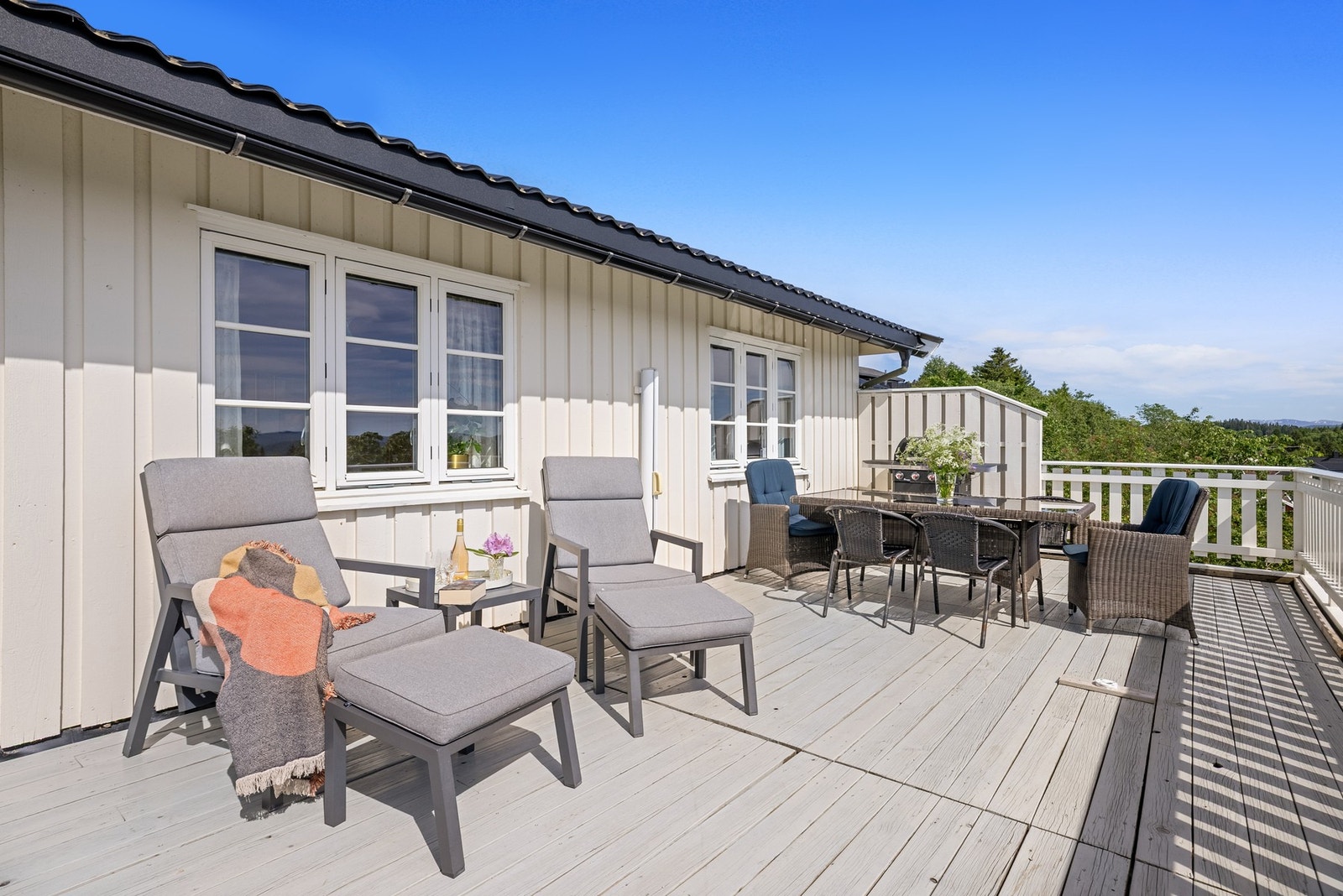 Stor og solrik terrasse på 61 kvm. Galleribilde