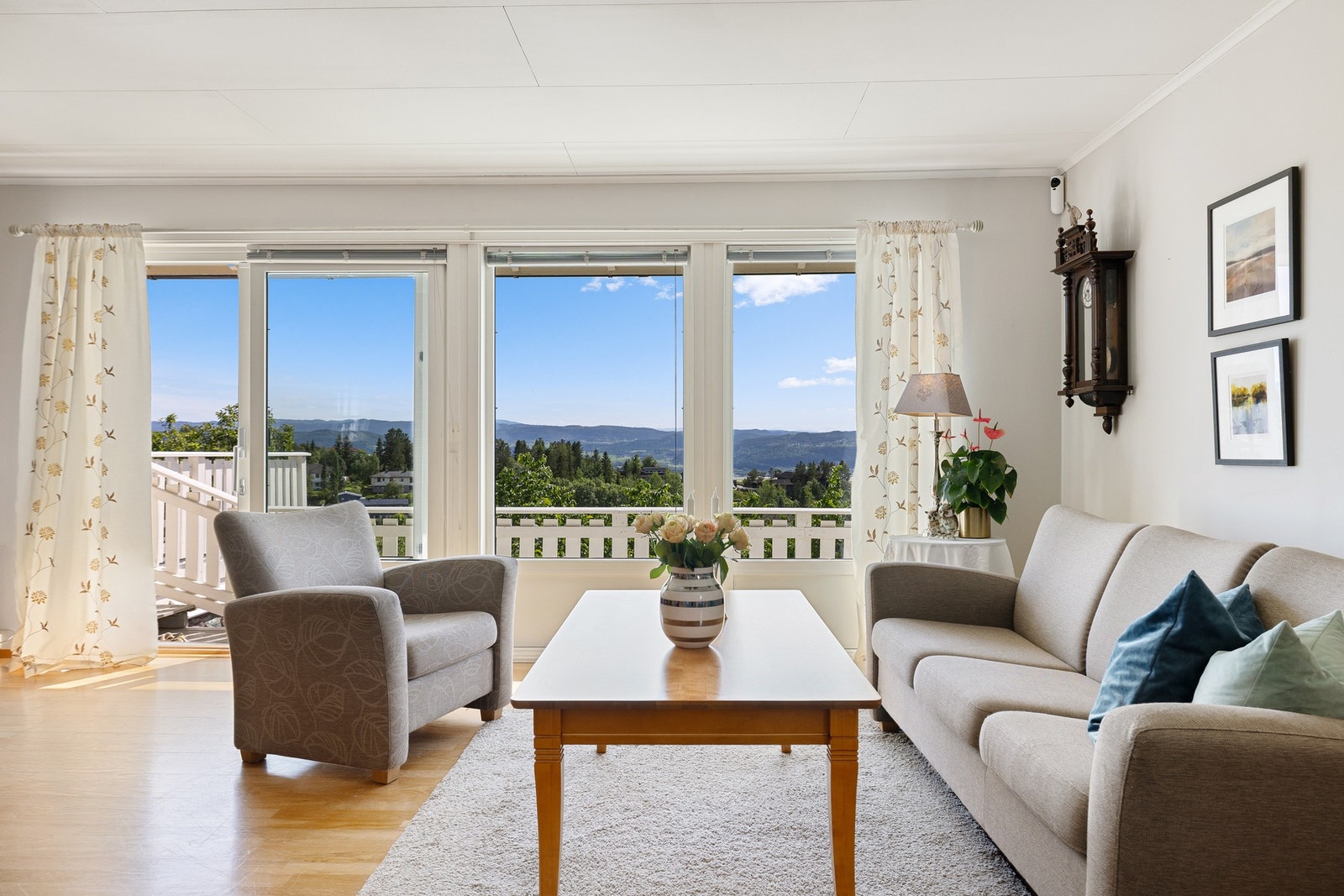 Fra stuen har du utgang til terrassen. Galleribilde