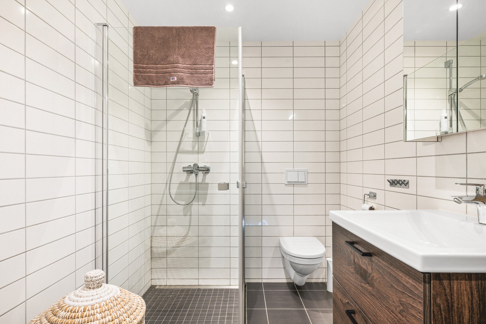 Badet er tidløst og måler 4,9 kvm Galleribilde