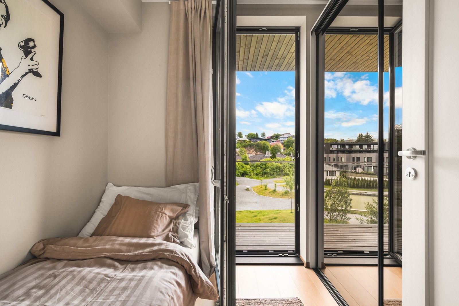 På dette rommet er det montert Sigdal skyvedørsgarderobe med innredning Galleribilde