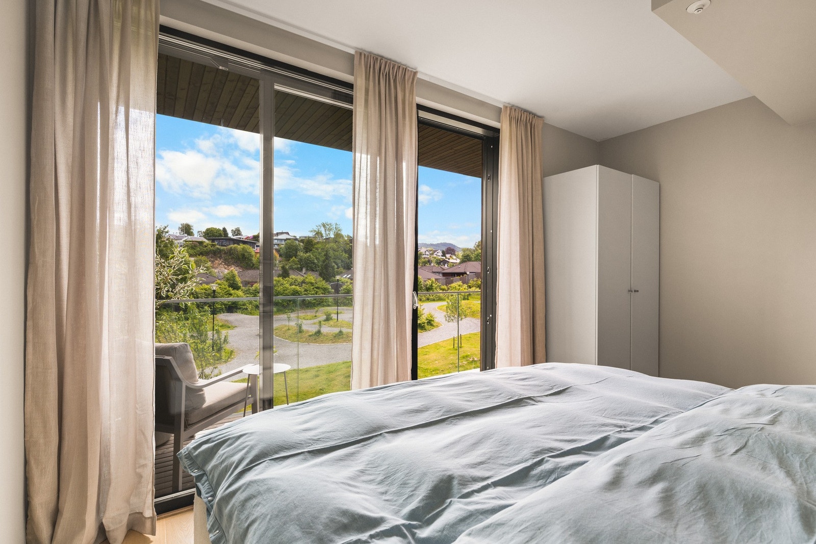 Her er det plass til en dobbeltseng, garderobe og nattbord Galleribilde