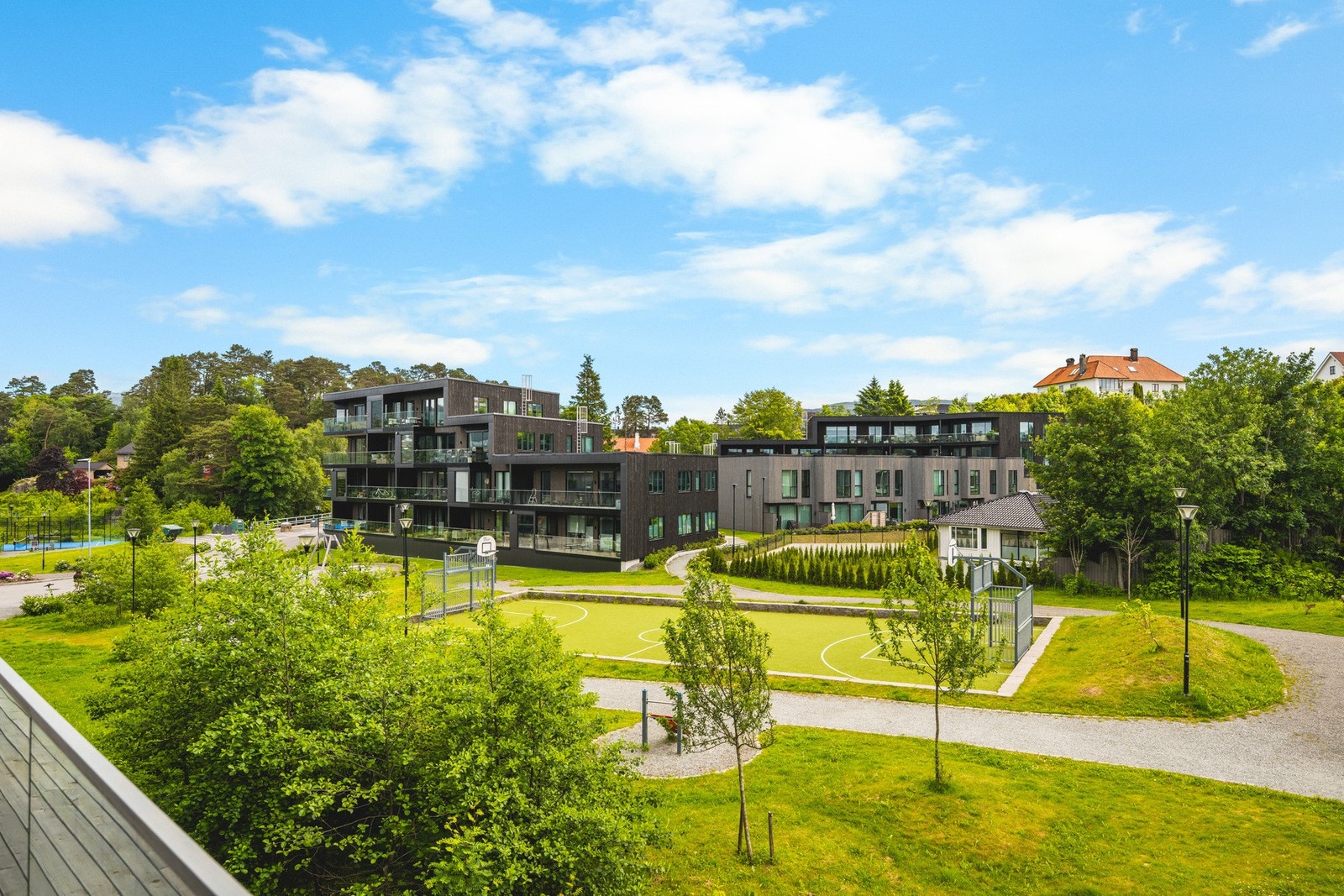 Det er også utsikt mot pent opparbeidet fellesområde Galleribilde
