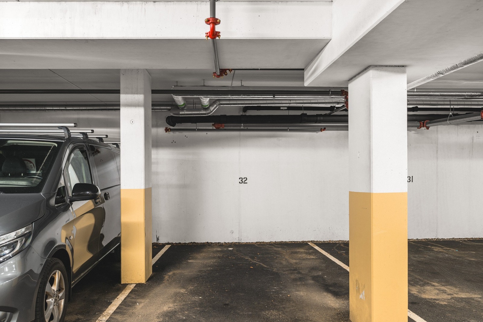 Det er fast garasjeplass i lukket garasjeanlegg Galleribilde