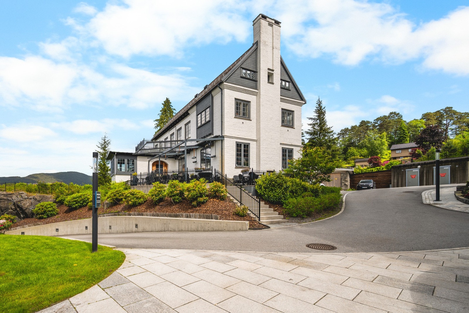 Her finner man restaurant, bar, uteservering, vinkjeller, konferansefasiliteter og gjesteleiligheter. Galleribilde