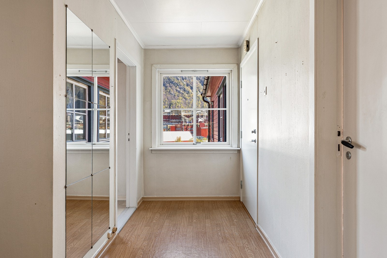 - Hyggelig entre som ønsker velkommen inn - Galleribilde