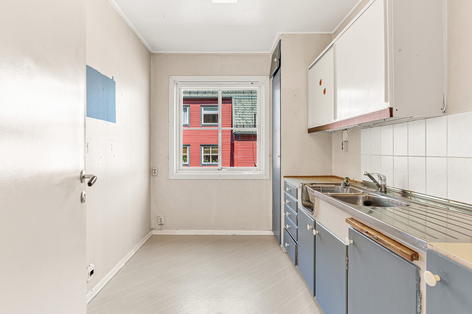 - Kjøkkeninnredning med slette fronter, benkeplate av laminat - Galleribilde