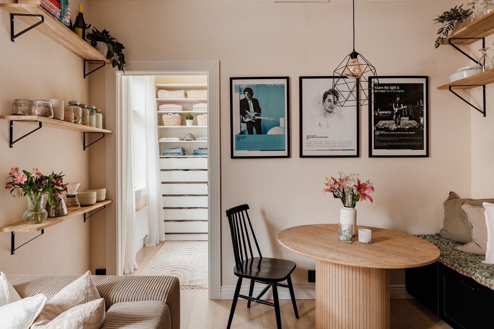 Det er montert Mill Invisible panelovner som er appstyrt og kan tidskontrolleres. Galleribilde