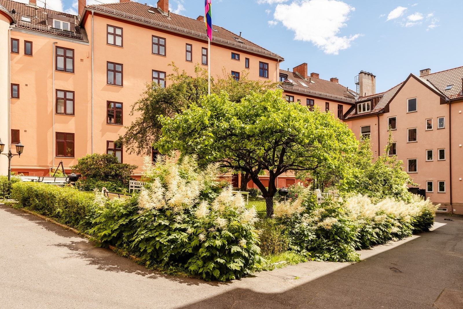 Borettslaget har en egen grøntkomité som gjør en hederlig innsats for et hyggeligere og penere uteområde i borettslaget i sommerhalvåret. Galleribilde
