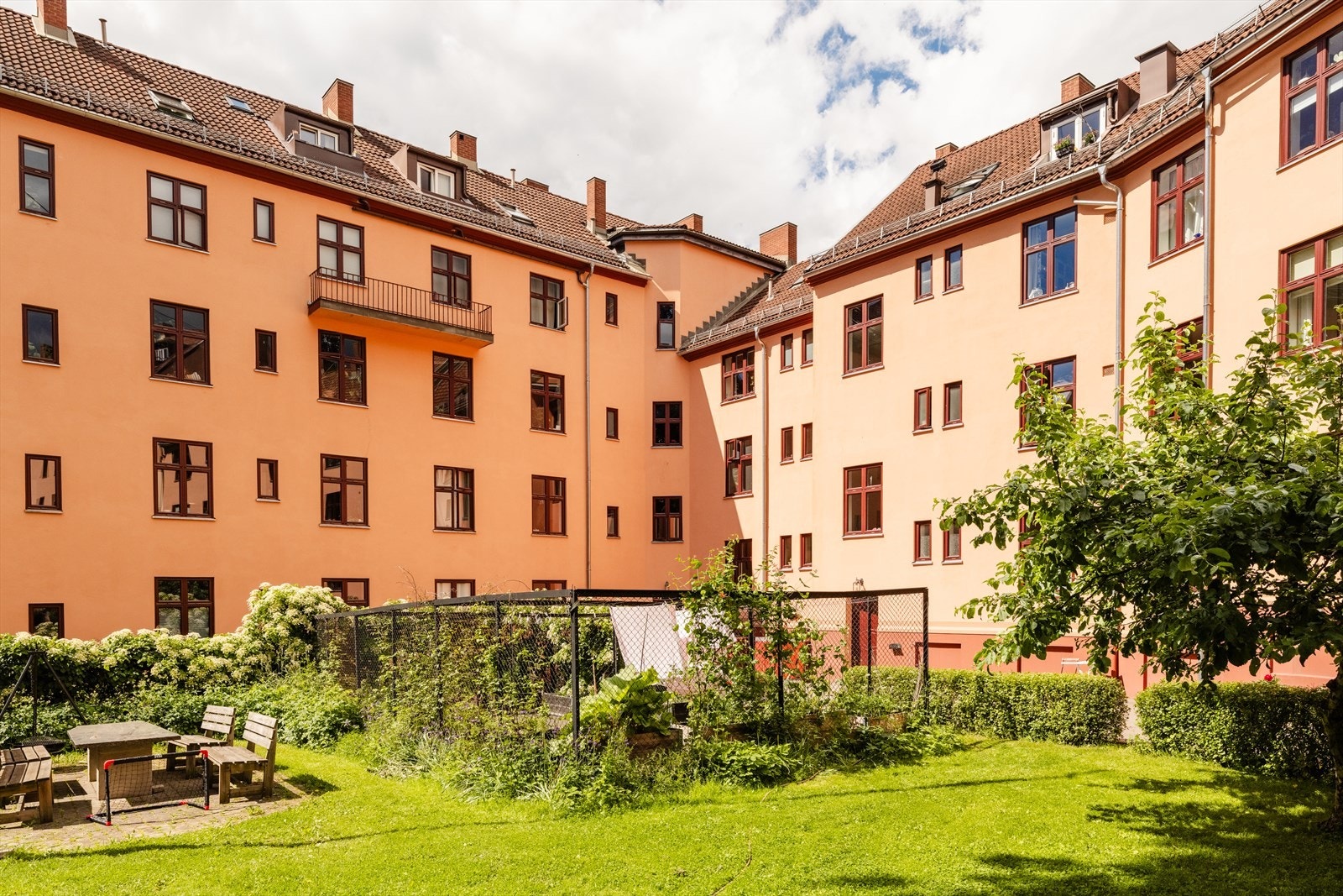 Her er det flere soner med blant annet sittegrupper, grill og plantekasser. Galleribilde